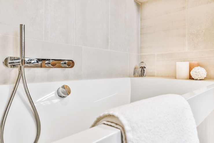 Foto innenarchitektur des schönen und eleganten badezimmers