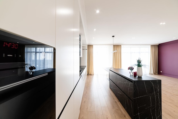 Innenarchitektur einer neuen Küche in einem Haus mit großen Fenstern und Möbeln