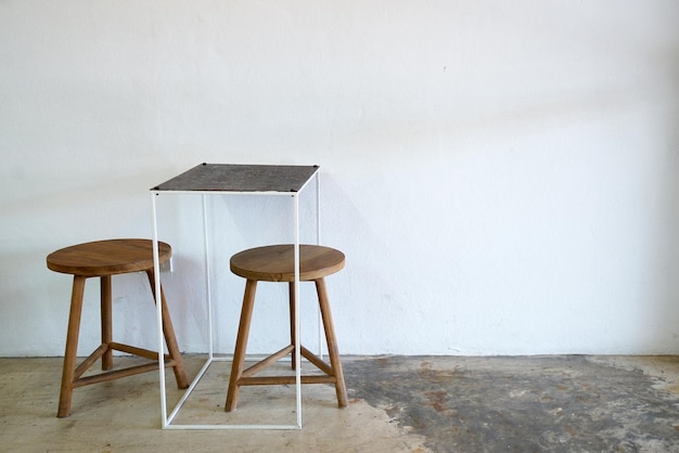 Innenarchitektur eines Kaffeecafés, das mit Holzmöbeln im industriellen Loft-Stil dekoriert ist
