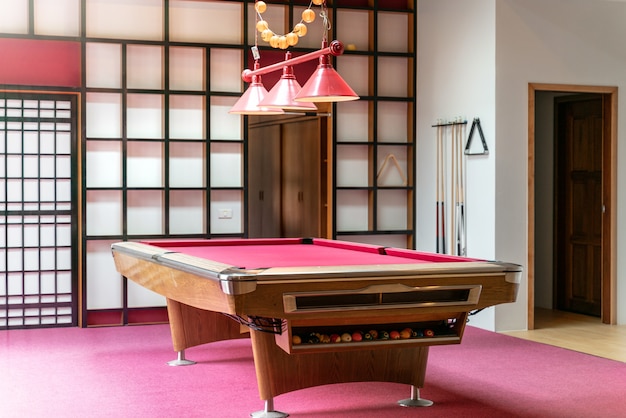 Innenarchitekturwohnzimmer mit rosa Snookertabelle im Haus