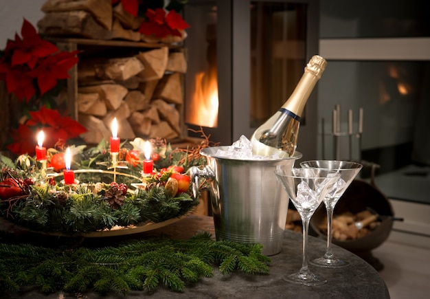 Innendekoration für Weihnachten und Silvester Flasche Champagner und Kamin-Candlelight-Dinner