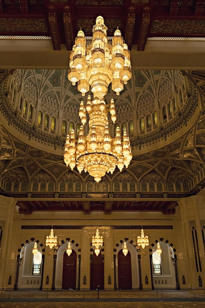 Innendetails der Großen Sultan-Qabus-Moschee in Maskat, Oman