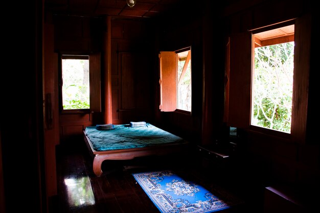 Inneneinrichtung des Bearoom des alten Holzhauses oder des antiken Holzhauses im Khum Khun Phaen Park im Wat Khae Tempel für thailändische Reisende, die in Suphanburi in Suphan Buri Thailand reisen