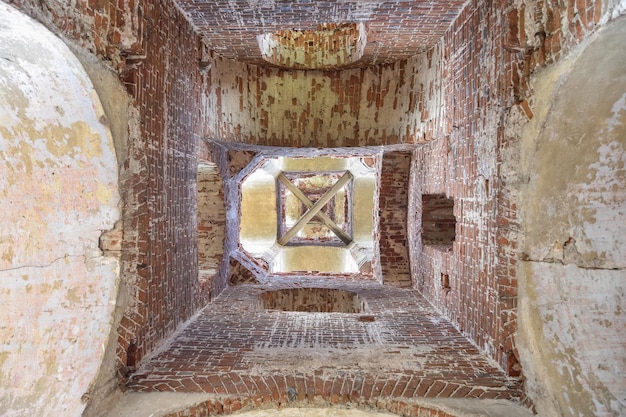 Foto inneneinrichtung einer verlassenen kirche aus rotem backstein