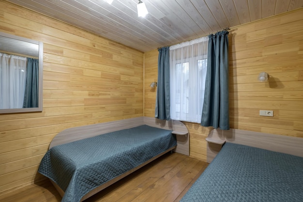 Inneneinrichtung eines hölzernen Öko-Schlafzimmers in Studio-Apartments, Herberge oder Gehöft