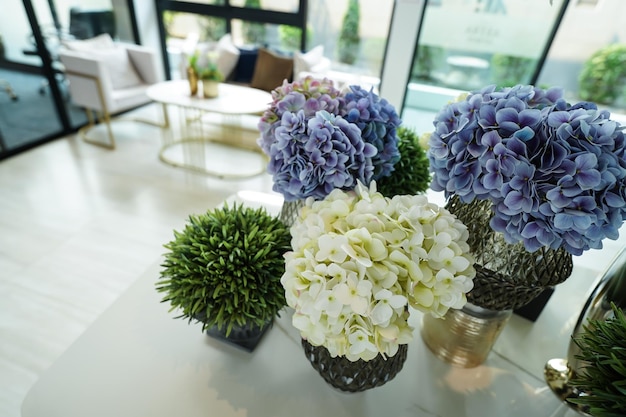 Inneneinrichtung getrocknete Blumen in Glasvase im Wohnzimmer Dekoration rustikalen braunen Holztisch Restaurant Café Interieur