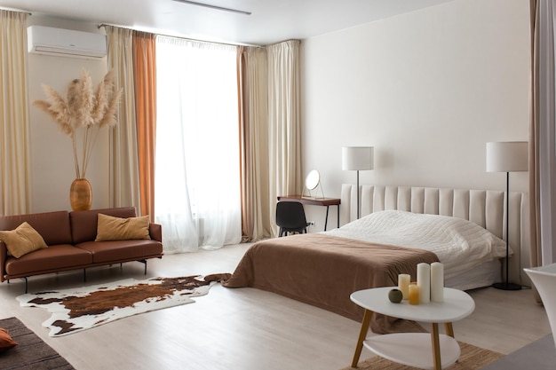 Inneneinrichtung mit ethnischer Boho-Dekoration Wohnzimmer in brauner, warmer Farbe