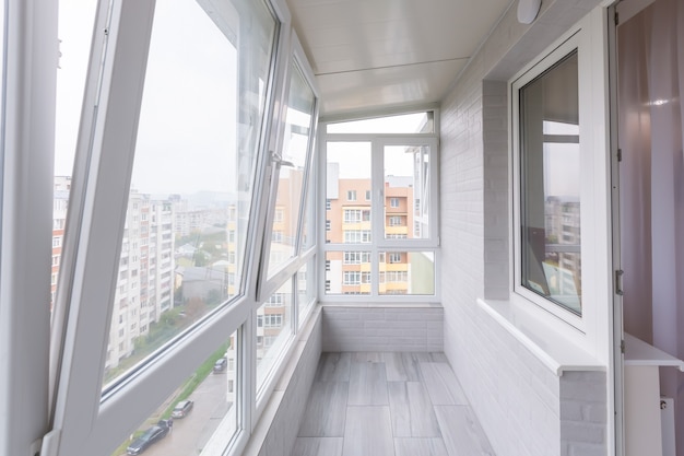 Innenfoto eines leeren Balkons in einer Wohnung