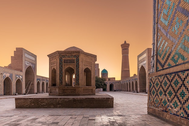 Innenhof der alten Kalyan-Moschee mit Minarett im Hintergrund im mystischen Licht Buchara Usbekistan