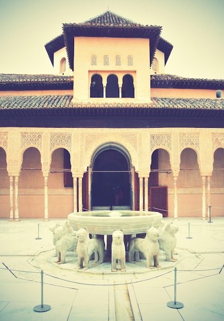 Innenhof der Löwen (El Patio de los Leones) in der Alhambra. Retro-Stil gefiltert
