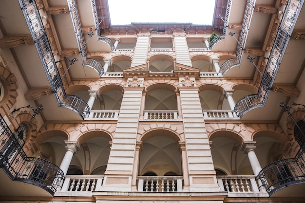 Innenhof des alten historischen Gebäudes in der Stadt Budapest Ungarn