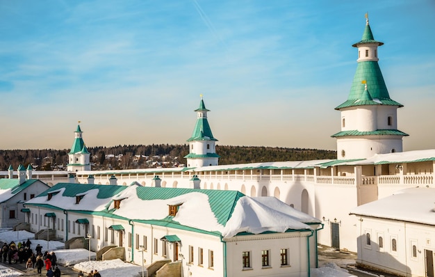Innenhof des Neu-Jerusalem-Klosters mit befestigten Mauern und Türmen Istra Moskau Region Russland