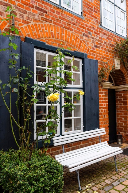 Innenhof eines historischen Gebäudes in der Stadt Lübeck in Deutschland