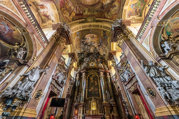 Innenkuppel und Blick in eine alte katholische barocke Kirchendecke