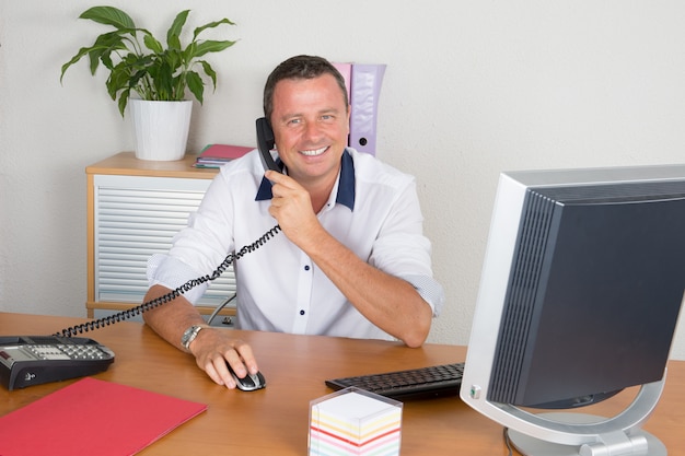 Foto innenministeriumgeschäftsmann, der am telefon spricht