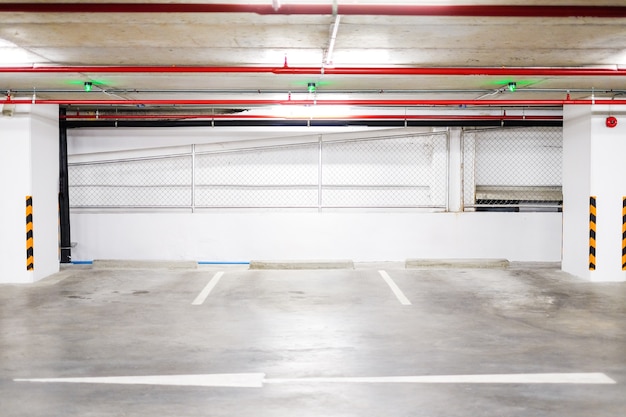 Innenparkplatzzone mit weißer Linie für drahtlose Steuerung des Autos und des grünen Sensors auf Decke für Status &quot;leer oder frei&quot; - Geschäftskonzept.
