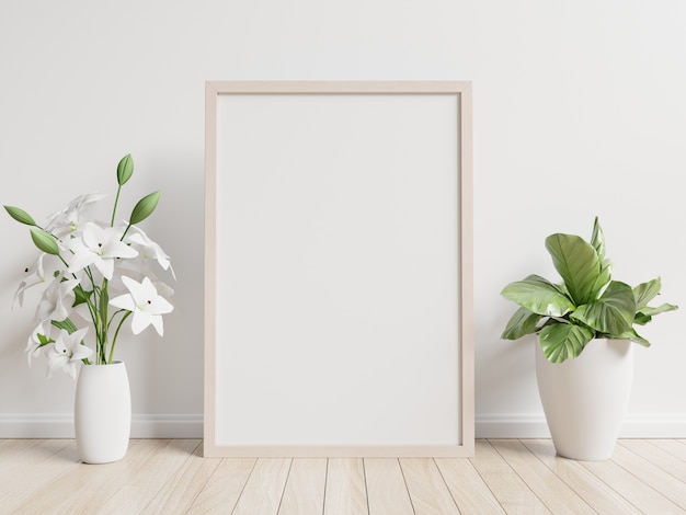 Innenplakatspott oben mit Blumentopf, Blume im Raum mit weißer Wand