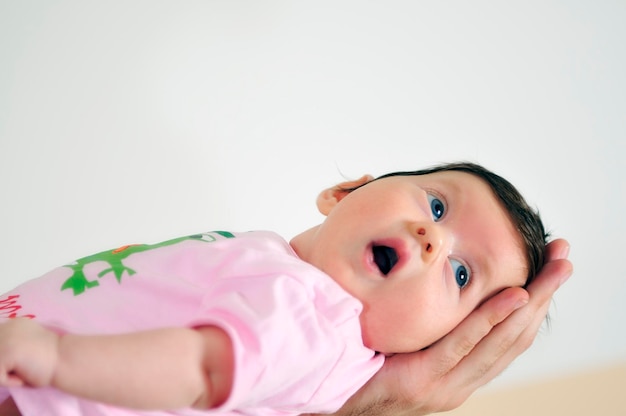 Innenporträt mit einer glücklichen jungen Familie und einem süßen kleinen Baby