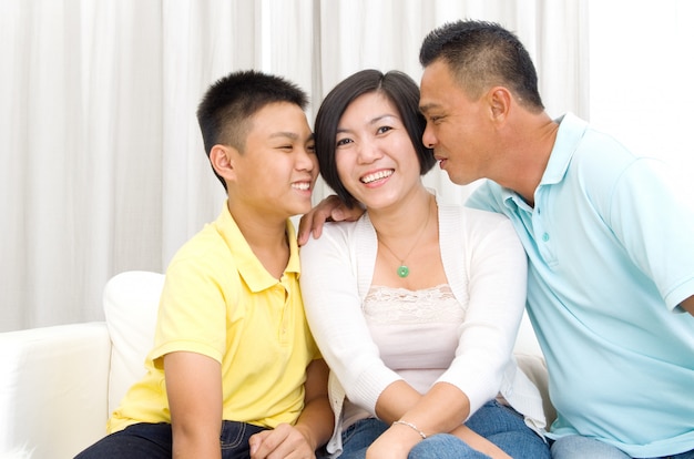 Innenportrait der schönen asiatischen Familie