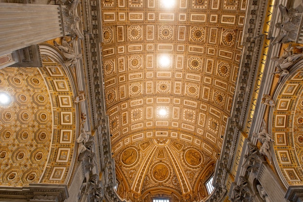 Innenraum der christlichen Kirche, Ort des Gebets und des Glaubens