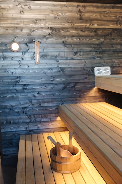 Innenraum der finnischen Sauna Vorderansicht der klassischen Holzsauna Entspannen Sie sich in der heißen Sauna mit trockenem Dampf