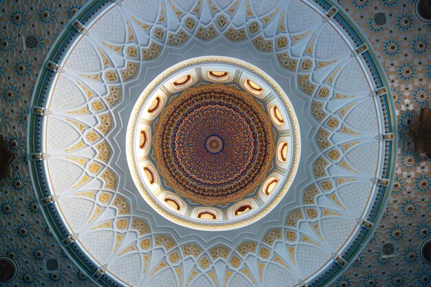 Innenraum der Hazrati-Imam-Moschee mit blauem traditionellem Teppich in der Moschee