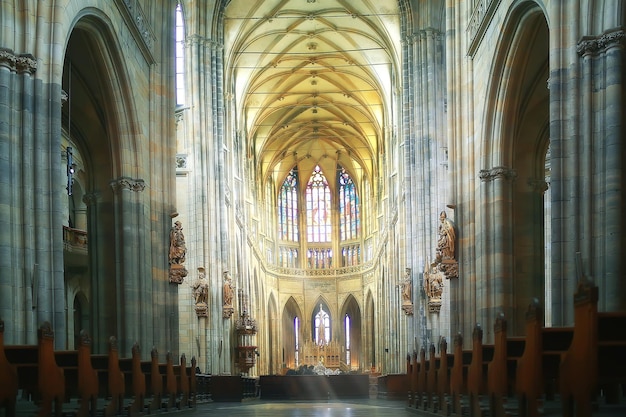 innenraum der katholischen kathedrale in prag / kathedrale in der tschechischen republik, innenraum der kirche, der katholische innenraum