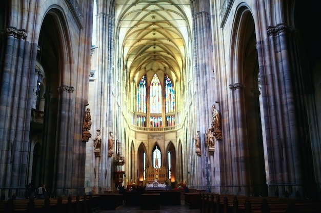 innenraum der katholischen kathedrale in prag / kathedrale in der tschechischen republik, innenraum der kirche, der katholische innenraum