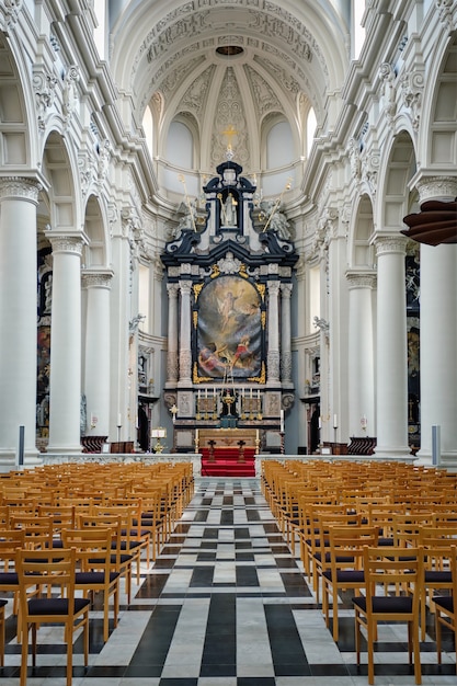 Innenraum der Kirche St. Walburga in Brügge, Belgien