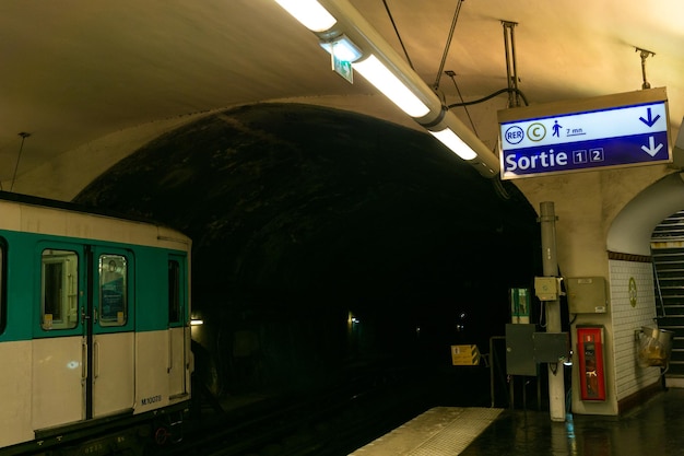 Innenraum der leeren Pariser U-Bahn mit einem angehaltenen Zug