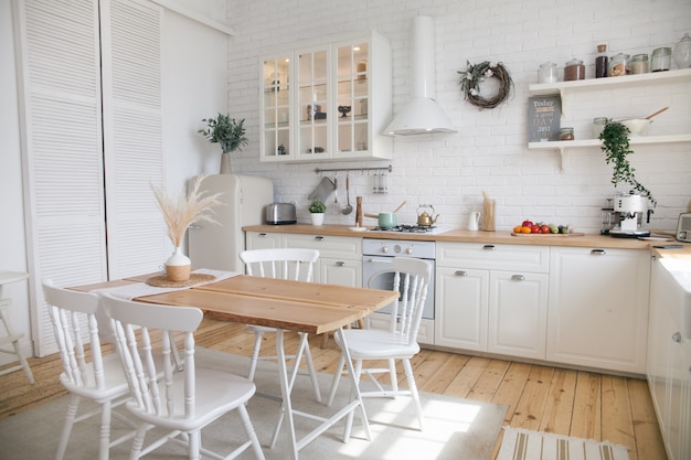 Innenraum der modernen sonnigen Küche in einer Wohnung im skandinavischen Stil.