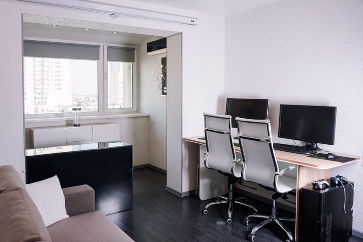 Foto innenraum der modernen wohnung mit arbeitsplatz
