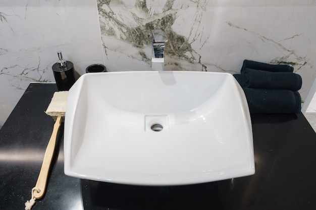 Innenraum des Badezimmers mit Waschbeckenhahn und Spiegel. Modernes Design des Badezimmers