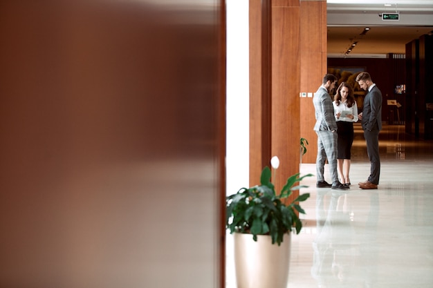 Innenraum des geschäftigen Büro-Foyer-Bereichs mit Geschäftsleuten.