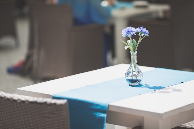 Innenraum des Kaffees oder des Restaurants oder des Esszimmers mit blauen Blumen