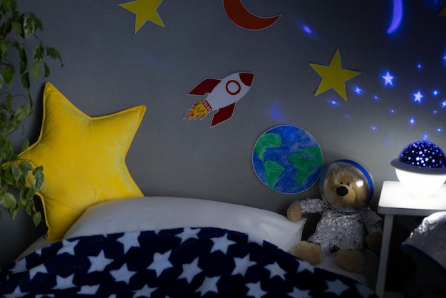 Innenraum des Kinderzimmers Kind gibt vor, Astronaut zu sein