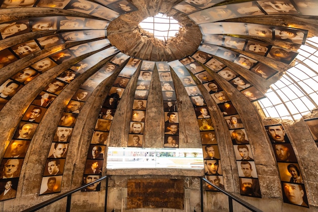 Foto innenraum des kriegsbunkermuseums in der nähe des skanderbeg-platzes in tirana, albanien