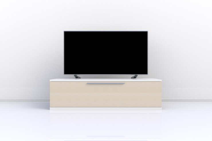 Innenraum des leeren Raumes mit Fernsehapparat, Wohnzimmer führte Fernsehen auf weißer Wand mit Holztisch