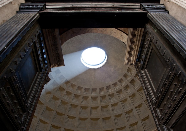 Innenraum des römischen Pantheons mit dem berühmten Lichtstrahl von oben