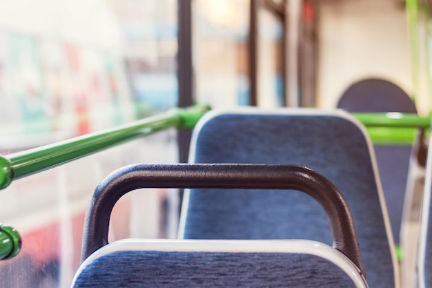 Innenraum des Stadtbusses in Moskau, Russland. Sitzplätze im Bus am Fenster