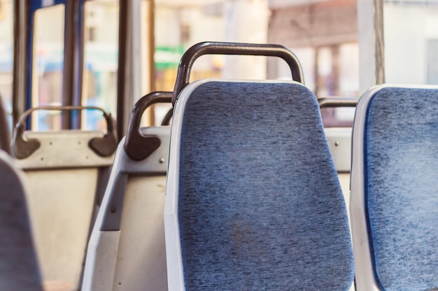 Innenraum des Stadtbusses. Sitzplätze im Bus