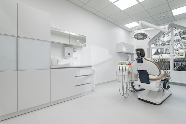 Innenraum des Zahnarztpraxisraums mit spezieller Ausstattung