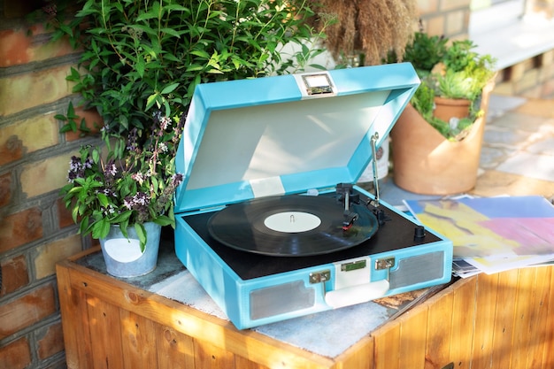 Innenraum des Zimmers mit Retro-Plattenspieler und Vinyl zu Hause