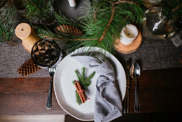 Innenraum, Draufsicht auf Tisch für Weihnachten dekoriert.