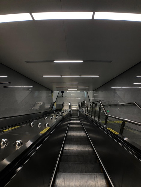 Foto innenraum einer beleuchteten u-bahn