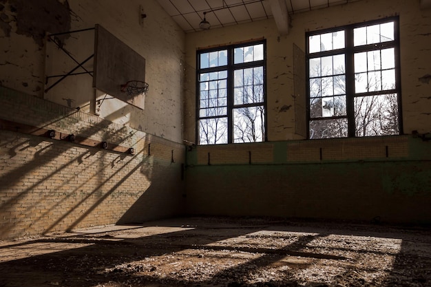 Innenraum einer beschädigten Turnhalle