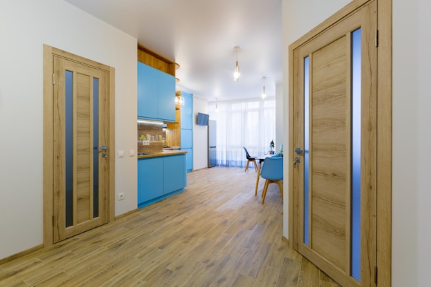 Innenraum einer großen blauen Küche mit Holz in der Wohnung