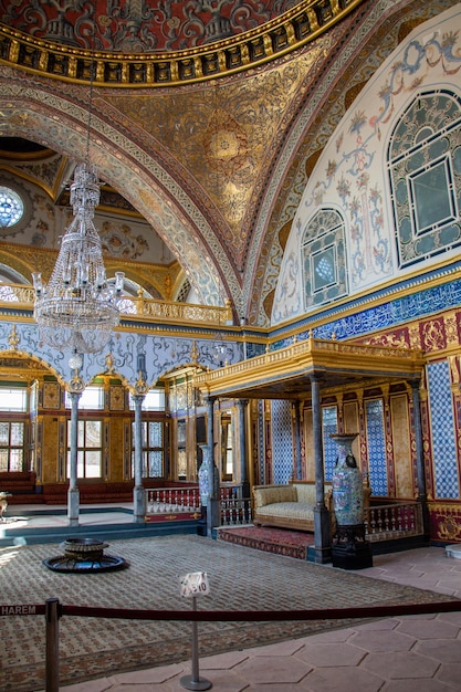Foto innenraum einer historischen osmanischen moschee im blick