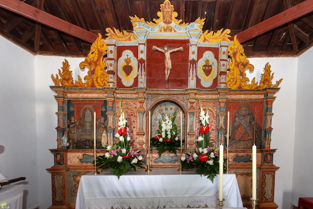 Foto innenraum einer katholischen kirche mit holzbänken und altar, la matilla, fuerteventura, kanarische insel