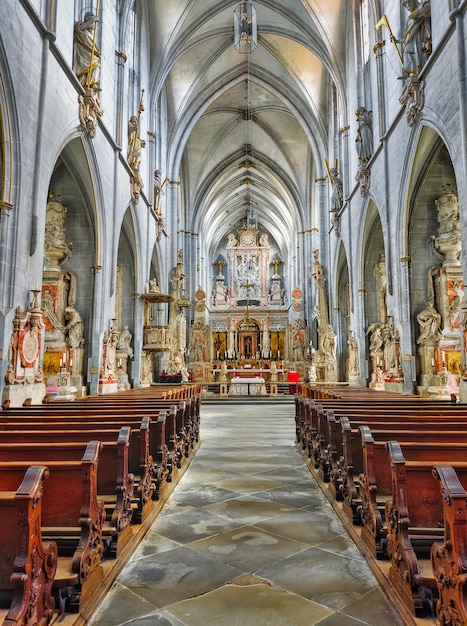 Innenraum einer katholischen Kirche